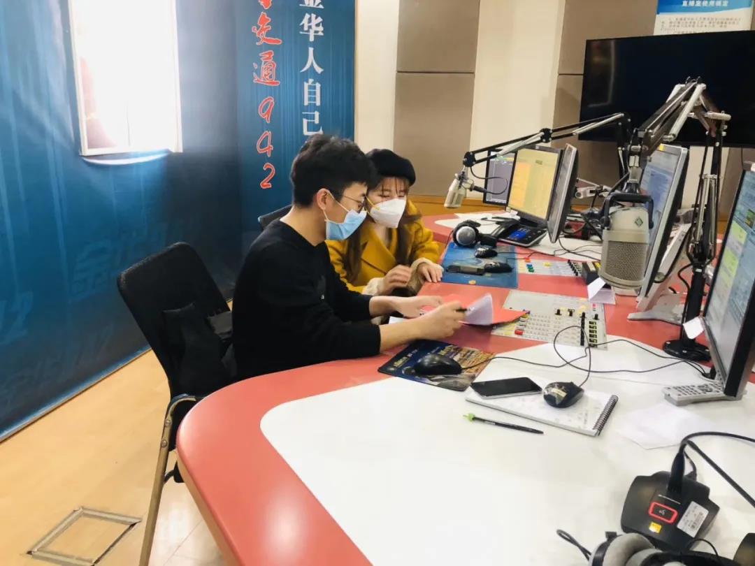 明家裝飾丨副總盧明軍受邀FM94.2電臺專訪，為廣大聽眾朋友講述疫情下的家裝行業及解析家裝過程中的十大常見問題